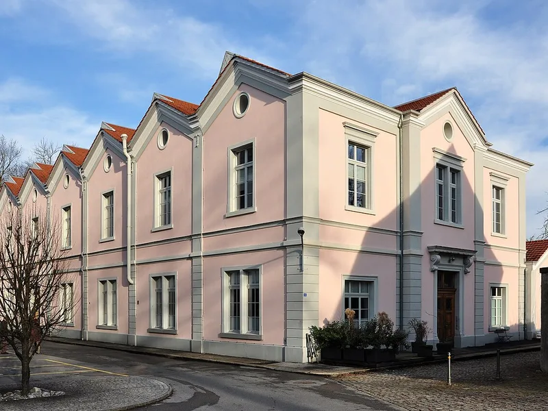 Pink facade — Amthofstrasse, Rüti, Rüti (ZH)