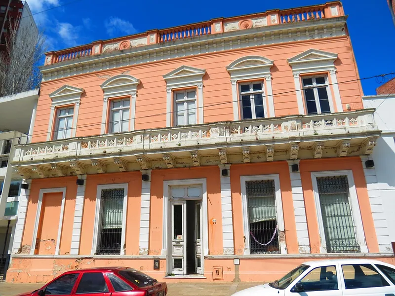 Pink facade — Edificio Lindero, La Plata