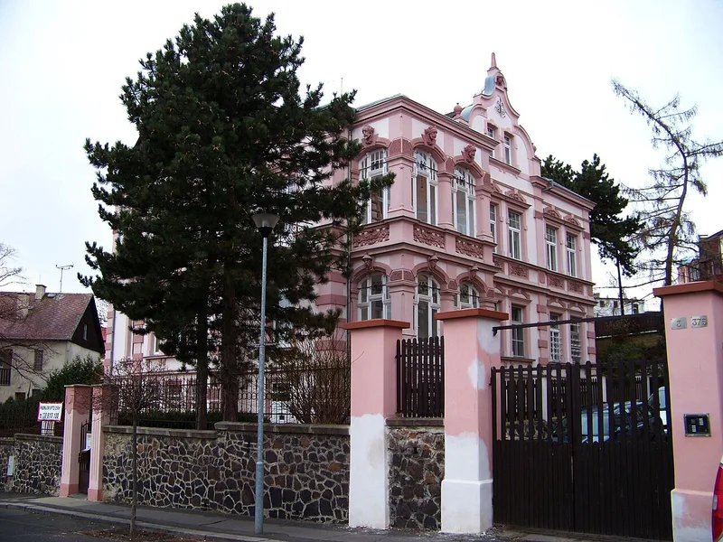 Pink house — Potěminova 1, Teplice
