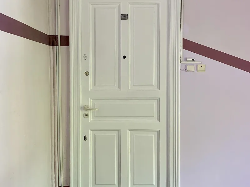 Pink detail — Strada Doctor Lister 33, Bucharest