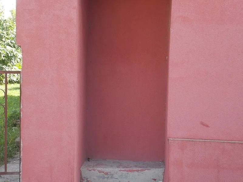 Pink door — Szapáry Street 9, Érd